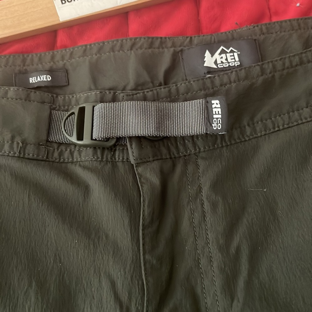 REI Women’s petite size 16 outdoor pant excellent condition zips off for shorts
